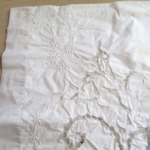 Vintage White Cotton Battenburg Lace Embroidered Cutwork Tablecloth Floral Desig - Picture 9 of 11